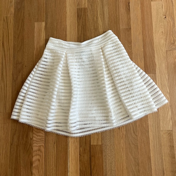 Express woman’s skirt - Picture 1 of 4